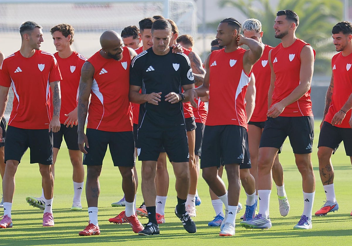 La plantilla del Sevilla, en el entrenamiento en la ciudad deportiva