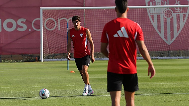 Juanlu, en un entrenamiento con el Sevilla
