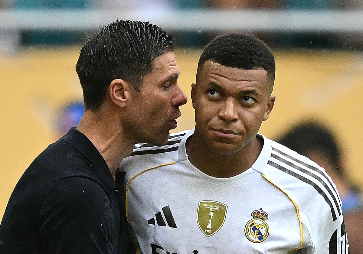 Xabi Alonso junto a Kylian Mbappé