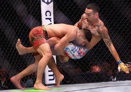 Ilia Topuria derriba a Max Holloway durante su combate