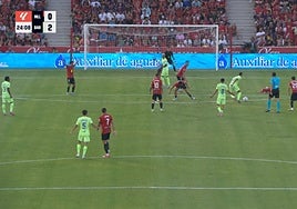 Primer escándalo de la Liga: gol del Barça con un rival tirado en el área