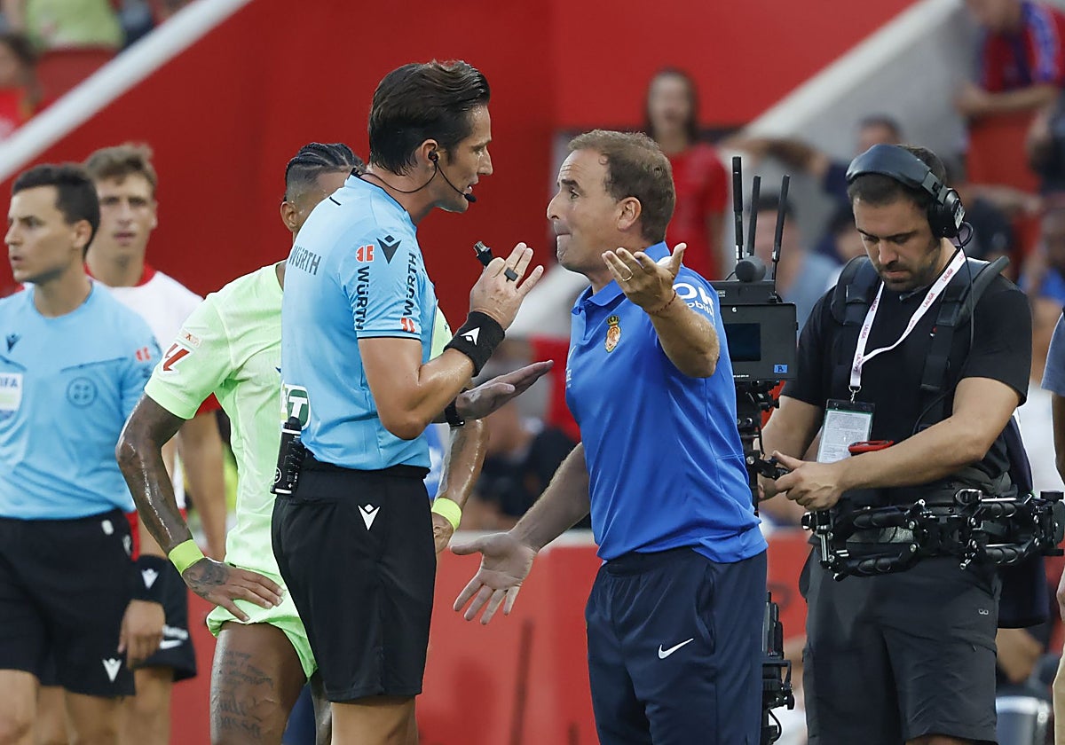 El árbitro habla con Arrasate