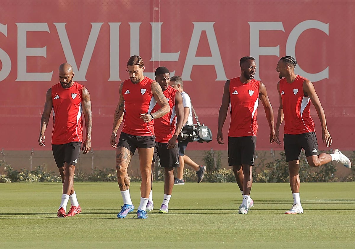 Marcao, Gudelj, Idumbo, Lukebakio y Sow, en una entrenamiento previo al Athletic - Sevilla de LaLiga