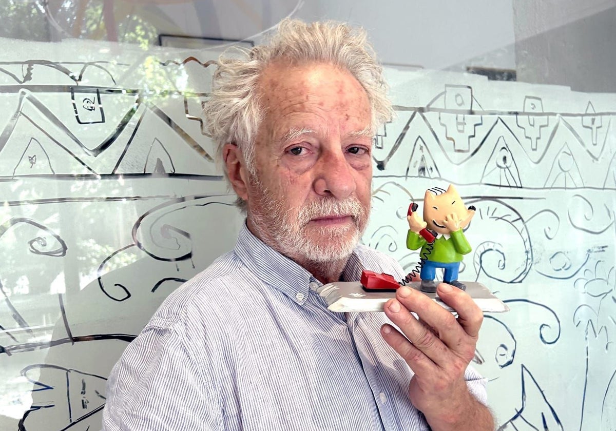 Javier Mariscal, con Cobi, en su taller