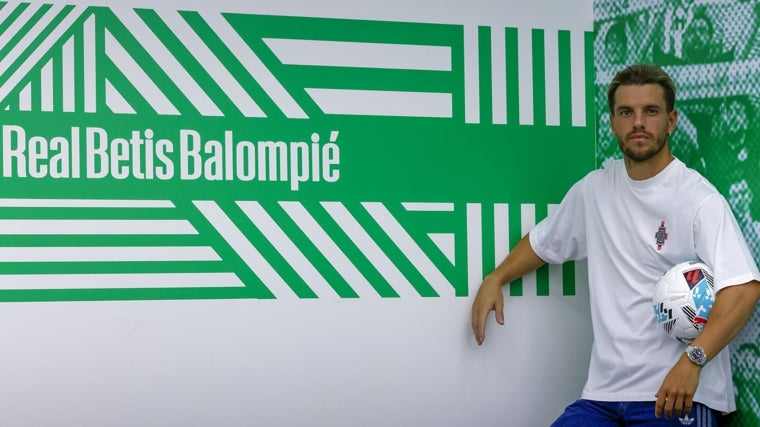 Lo Celso posa para