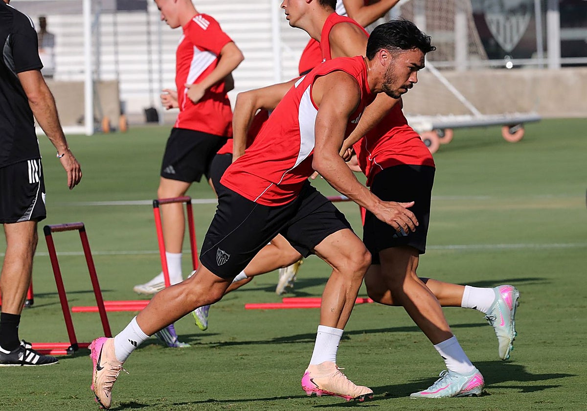 Gabriel Suazo, en uno de sus primeros entrenameintos con el Sevilla FC