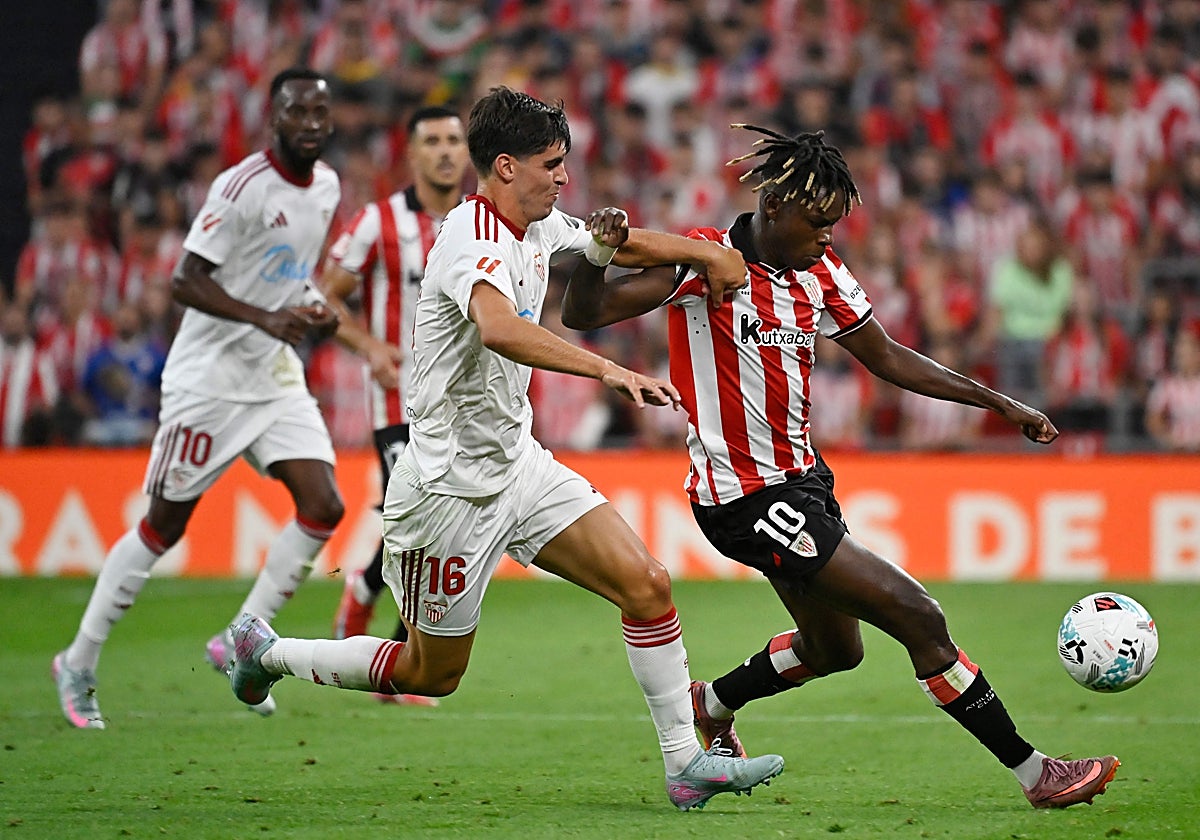 Juanlu pelea por un balón con Nico Williams