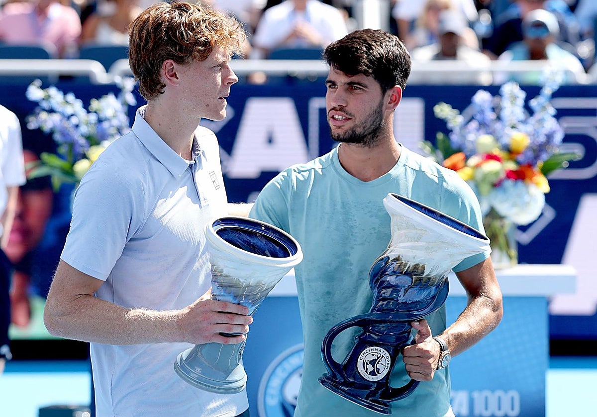 Sinner y Alcaraz, durante la ceremonia de entrega de trofeos