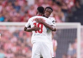 Agoumé y Lukebakio, goleadores en Bilbao, celebran uno de los goles del Sevilla