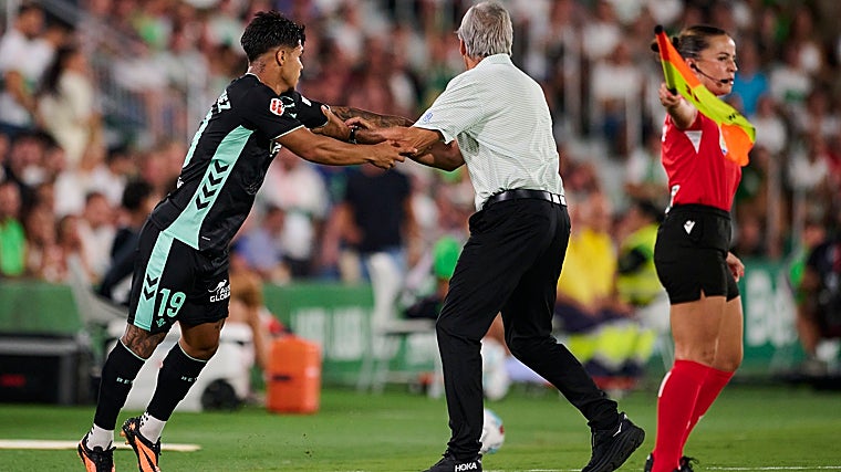 Manuel Pellegrini sujeta al Cucho en una acción del partido