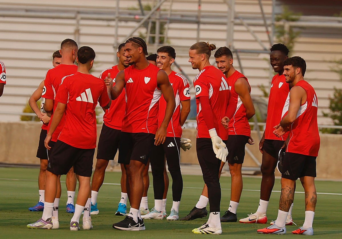 Loïc Badé, junto a sus compañeros