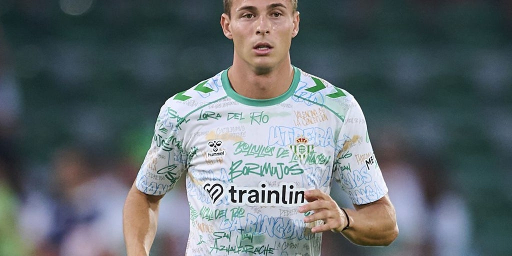 La camiseta de calentamiento del Betis con los pueblos de la provincia de Sevilla