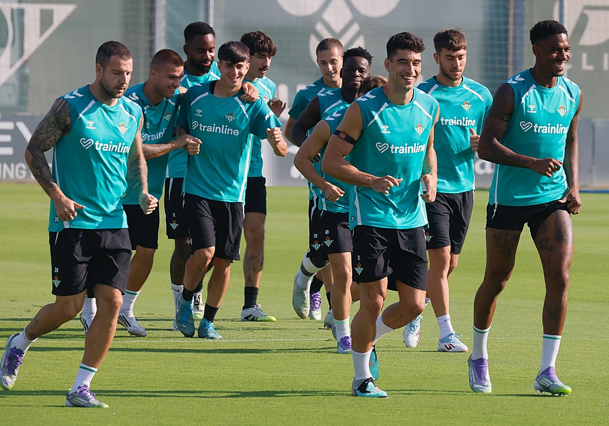 El Betis vuelve al trabajo con Marc Roca como novedad