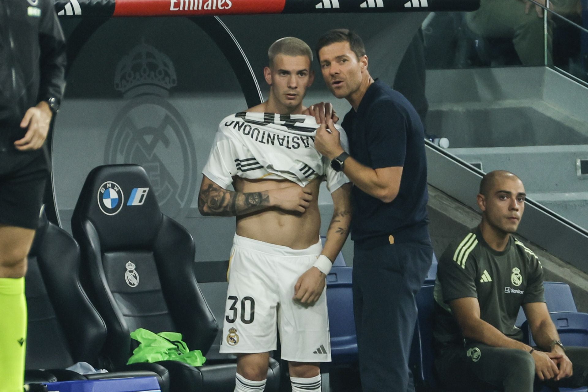 Xabi Alonso le da indicaciones a Mastantuono antes de su debut