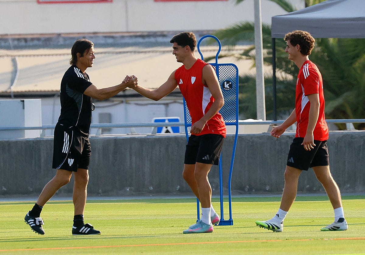 Juanlu saluda a Almeyda en el entrenamiento