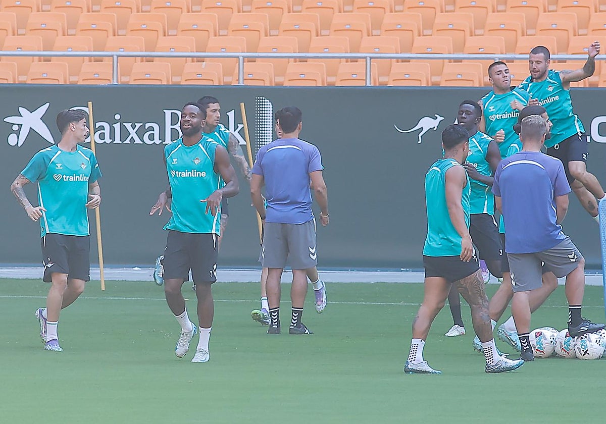 Bakambu, en el entrenamiento de este jueves en La Cartuja