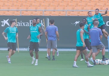 Bakambu, en el entrenamiento de este jueves en La Cartuja