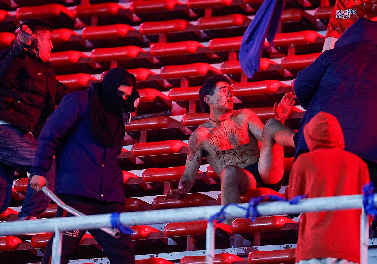 Un hincha de Universidad de Chile, agredido por fanáticos de Independiente