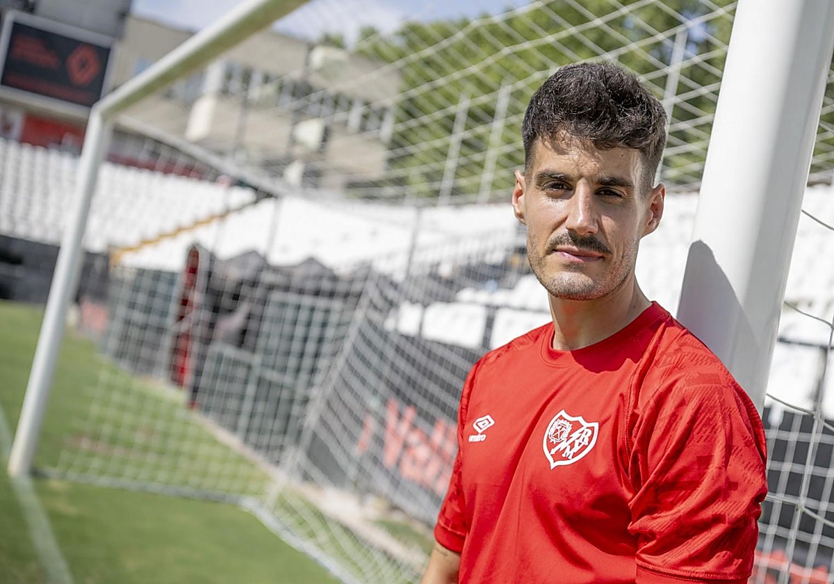 Óscar Valentín, en el estadio de Vallecas