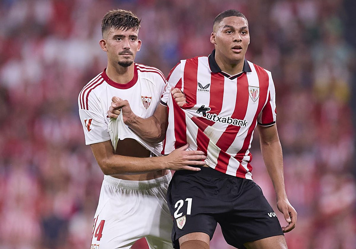 Kike Salas compite un balón con Maroan Sannadi en el Athletic - Sevilla de la jornada 1 de LaLiga