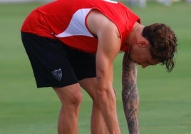Carmona no ve clara su salida al Forest, pero el Sevilla FC mantiene el negocio abierto