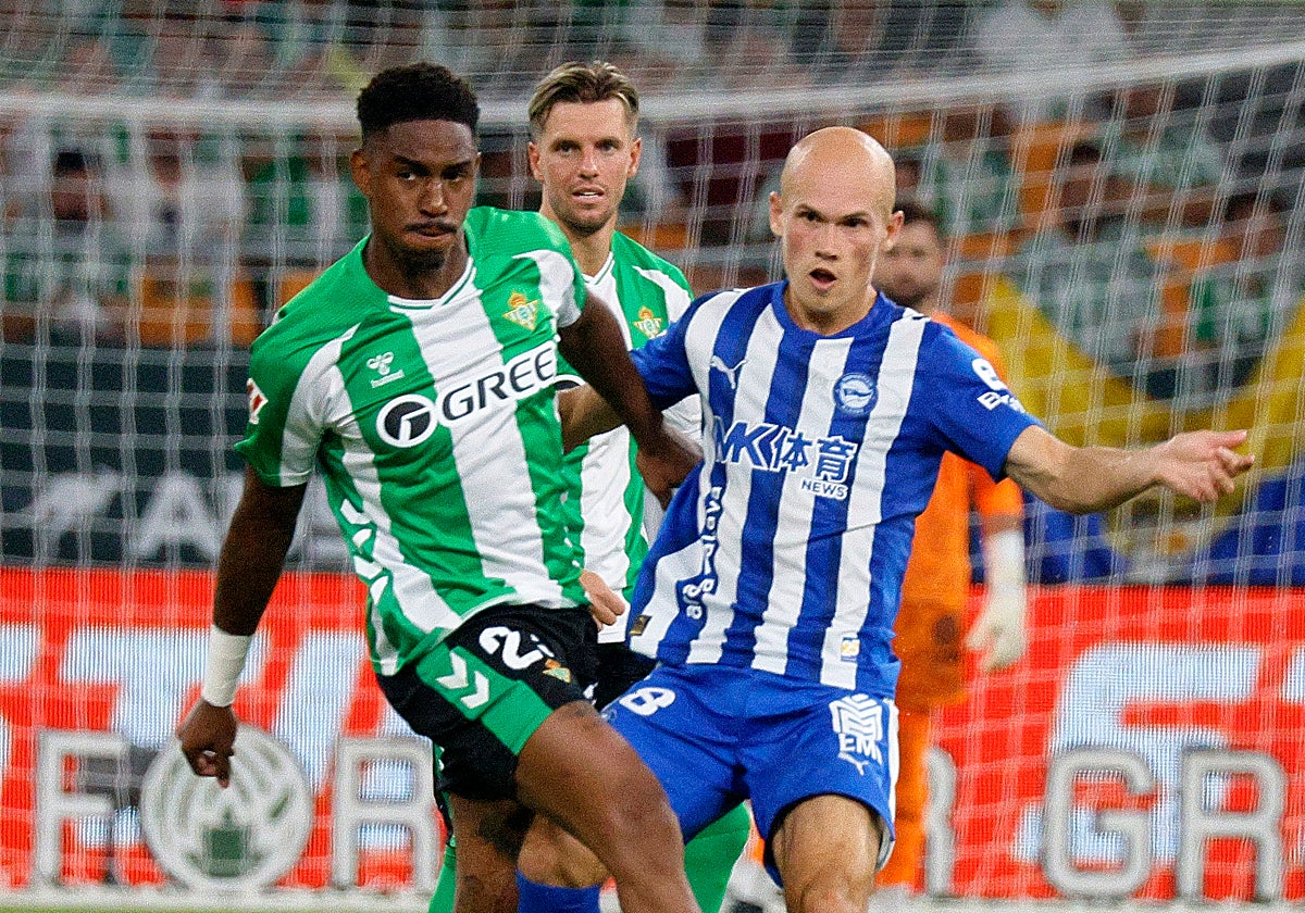 Junior Firpo pugna con Guridi