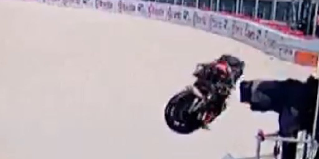 Espeluznante y milagroso a la vez: un cámara, a punto de ser aplastado por la moto de Acosta