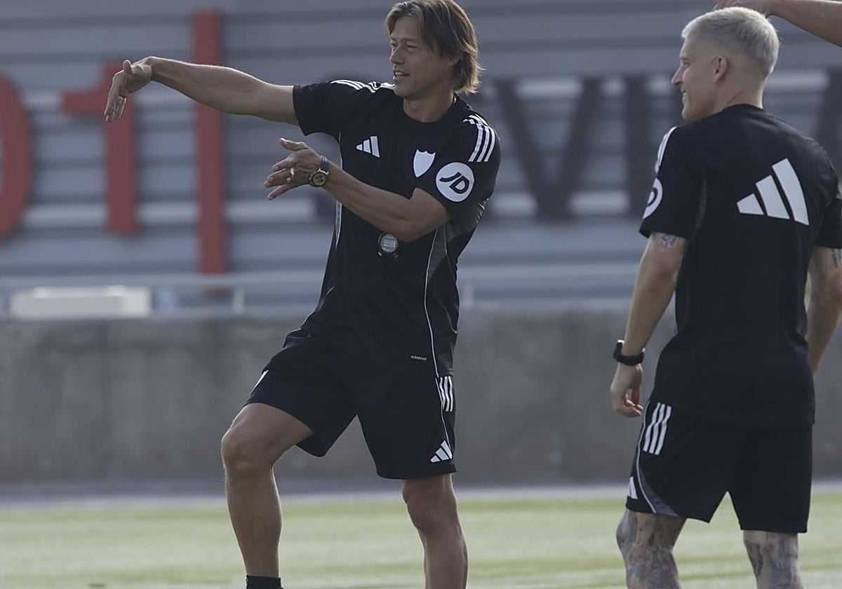 Matías Almeyda, en el entrenamiento del Sevilla de este sábado