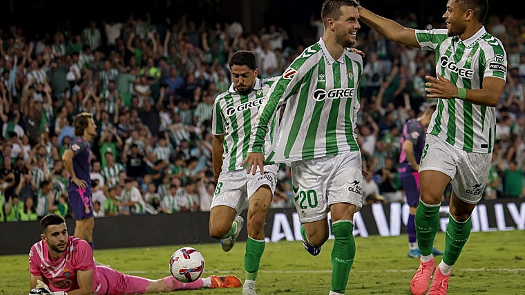 Lo Celso celebra el gol marcado en el Betis-Espanyol de LaLiga 24-25