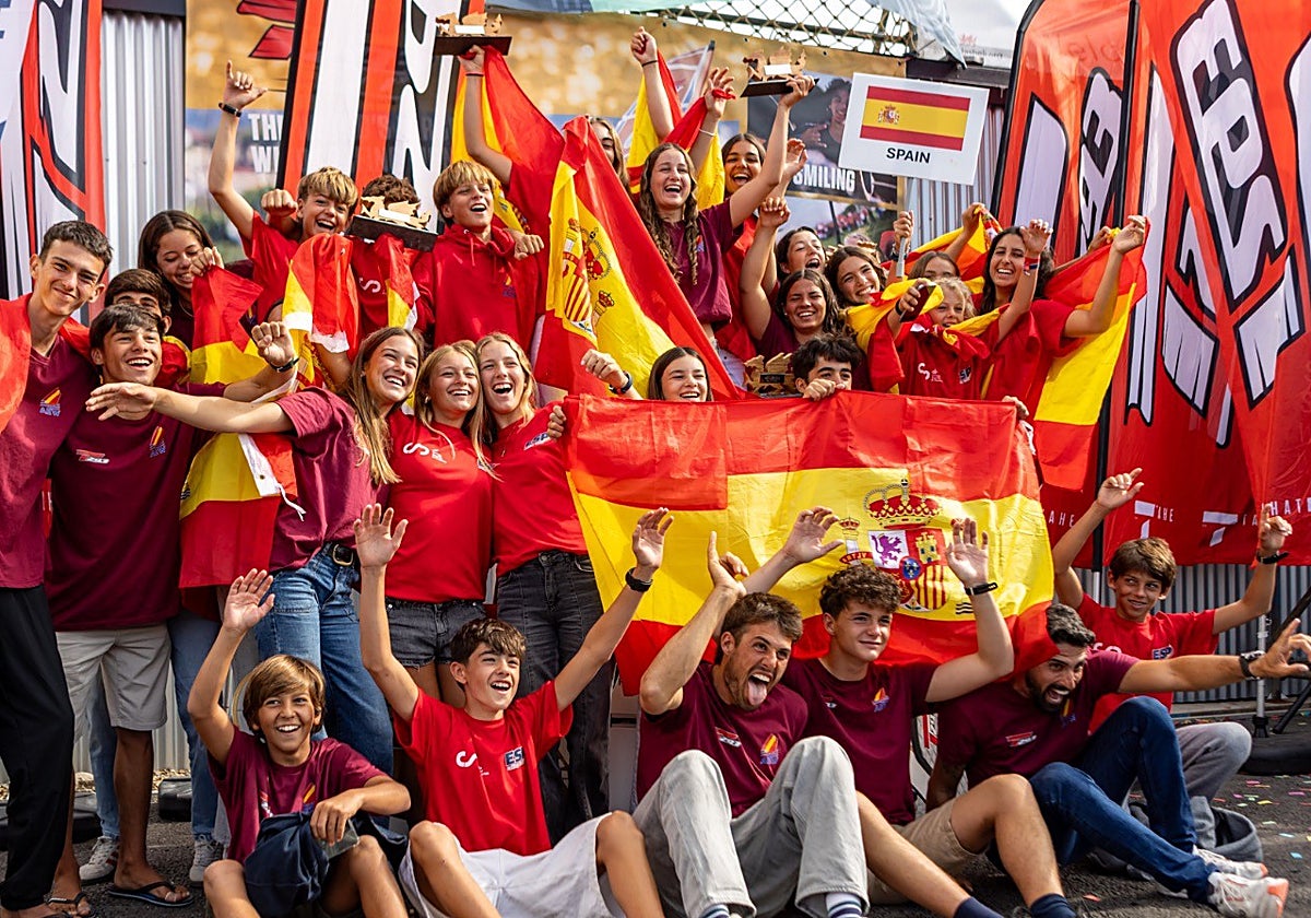 El equipo nacional de Techno 293 celebra las seis medallas en Gales