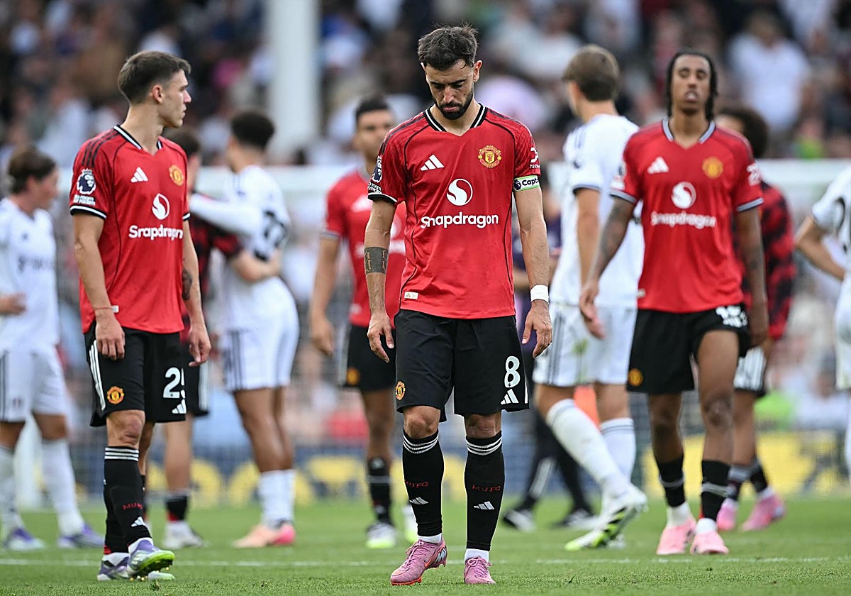 Bruno Fernandes, Manuel Ugarte y Leny Yoro, tras el pitido final en el Fulham - Manchester United (1-1)
