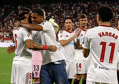 Imagen secundaria 1 - Badé se despide del Sevilla emocionado y arropado por sus compañeros a pie de campo