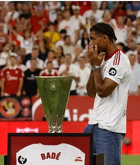 Imagen secundaria 2 - Badé se despide del Sevilla emocionado y arropado por sus compañeros a pie de campo