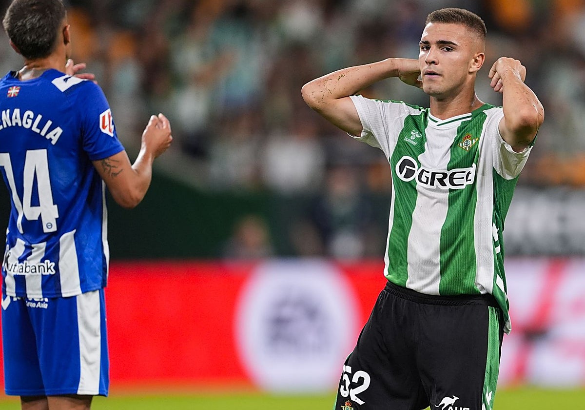 Pablo García se lamenta de una de las ocasiones que tuvo ante el Alavés