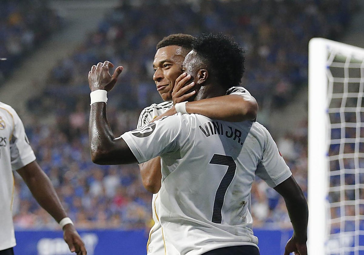 Mbappé, tapando la boca de Vinicius durante la celebración del segundo tanto en el Real Madrid - Oviedo (0-3)