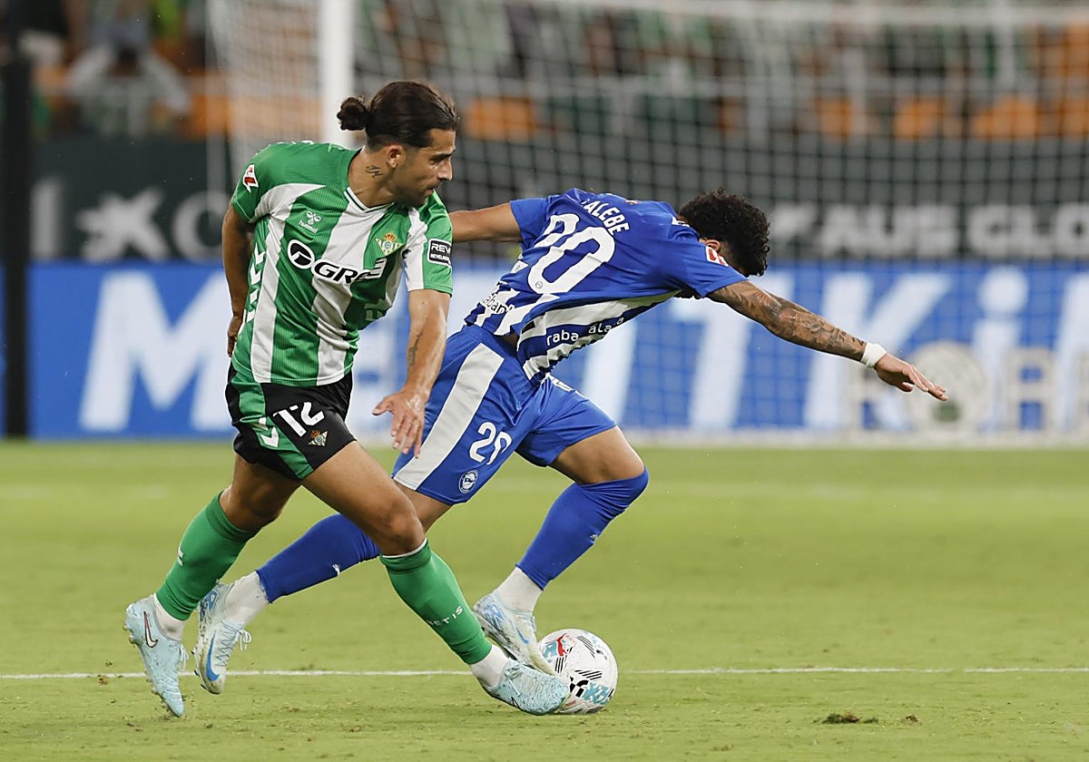 El defensa del Betis Ricardo Rodríguez pelea un balón con Calebe Gonçalves, del Alavés