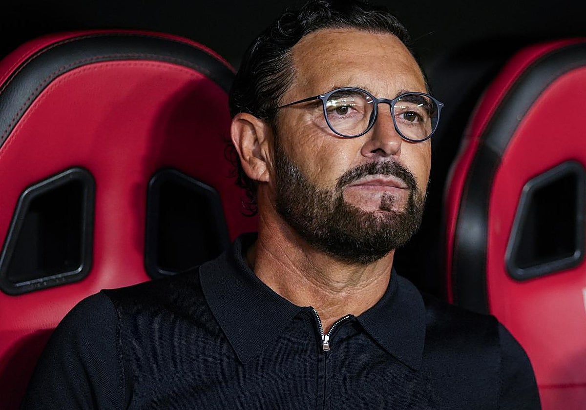 Bordalás, en el banquillo del estadio Sánchez Pizjuán de Sevilla