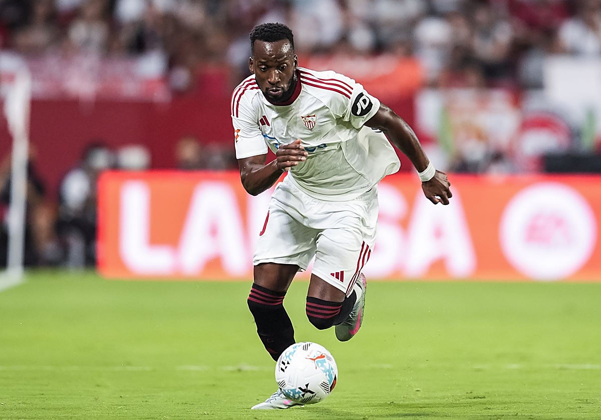 Lukebakio esprinta con el balón durante el Sevilla - Getafe