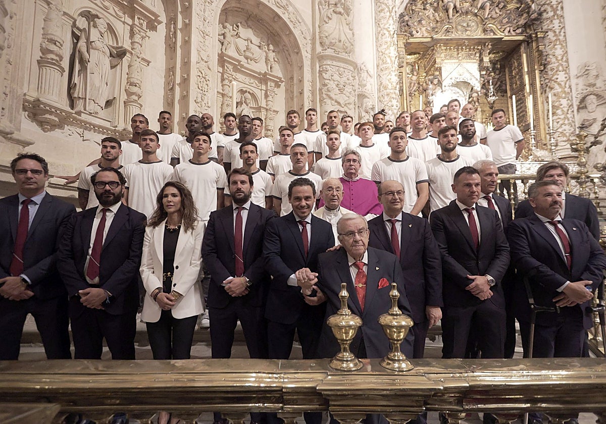 Foto de la familia sevillista ante la Virgen de los Reyes en la ofrenda del 2024