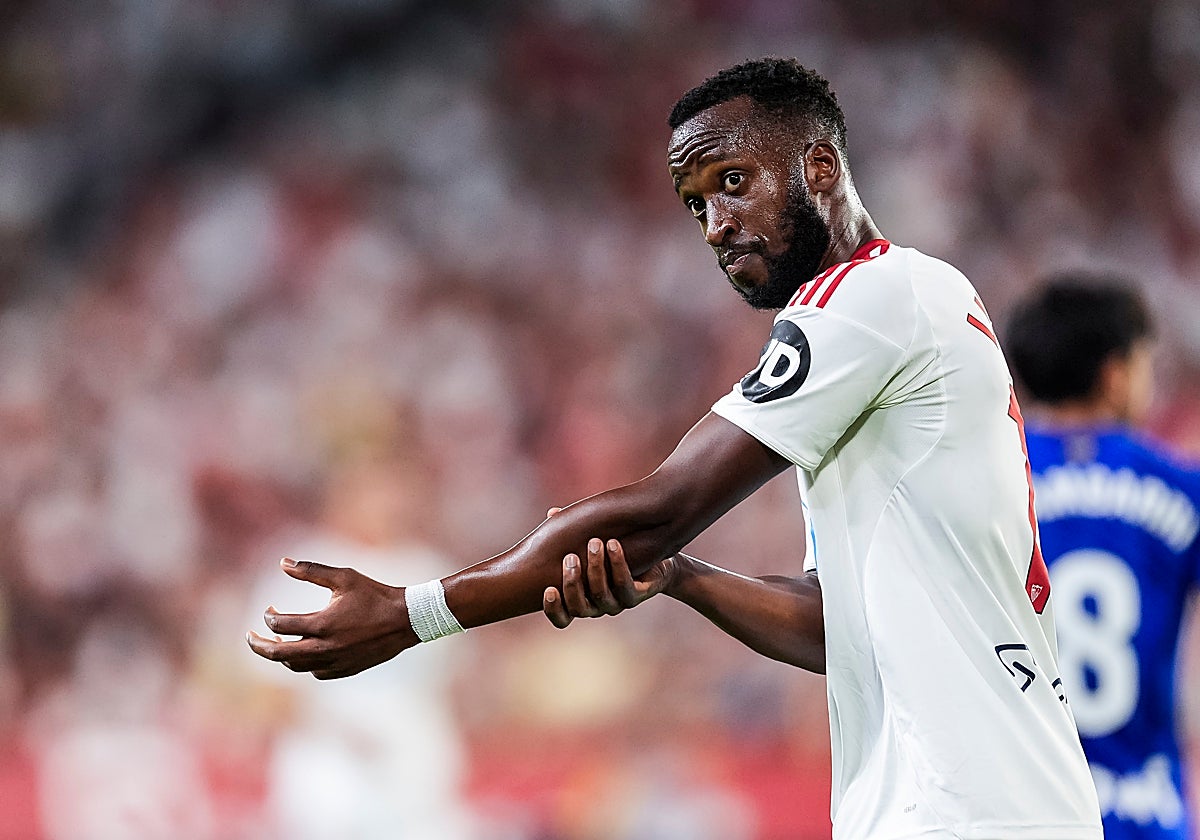 Dodi Lukebakio se agarra el brazo en el partido ante el Getafe