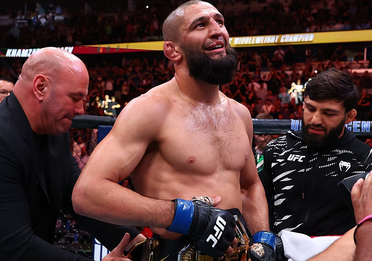 Khamzat Chimaev, con el cinturón de la UFC