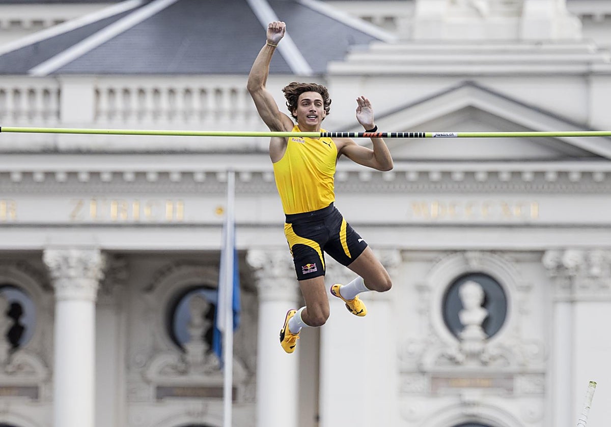 Duplantis supera el listón frente a la Ópera de Zúrich