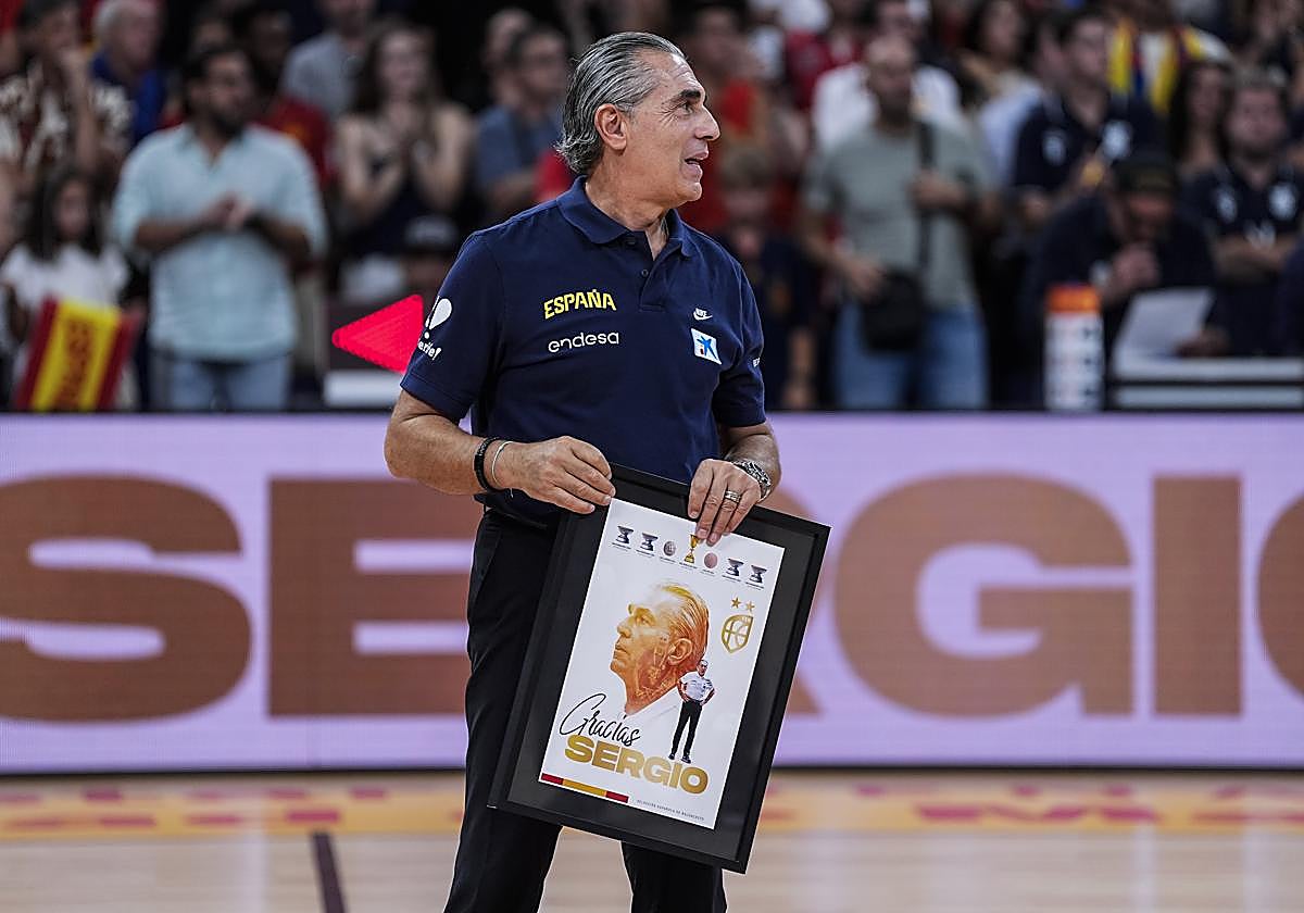 Sergio Scariolo, seleccionador de España, recibe homenaje al final del Torneo Ciudad de Madrid