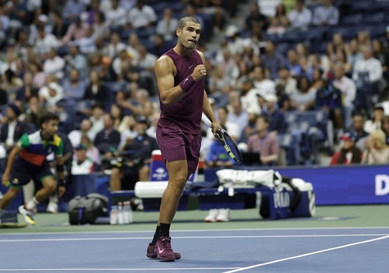 Carlos Alcaraz reacciona tras ganar un punto contra Mattia Bellucci durante la segunda ronda del US Open de Tenis.