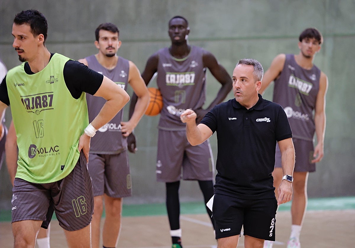 Eloy Ramírez, dirigiendo el entrenamiento de este jueves del Insolac Caja 87