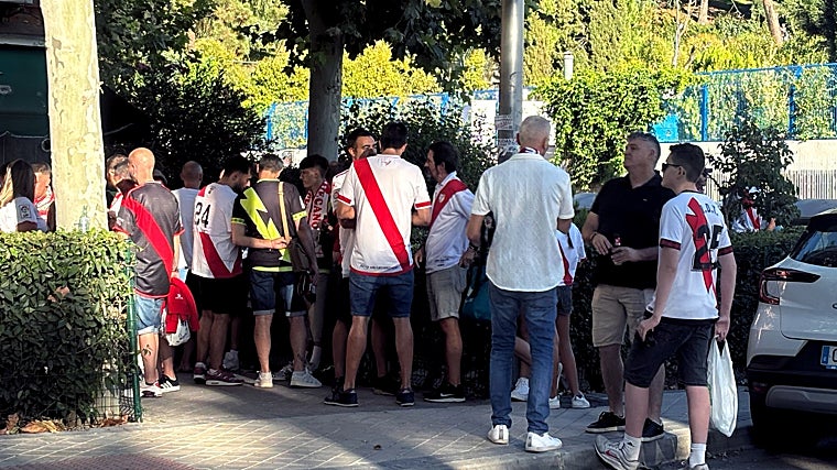 Aficionados rayistas, en la previa del Rayo Vallecano - Neman Grodno (4-0)