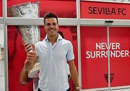 César Azpilicueta llega a Sevilla para convertirse en el cuarto fichaje