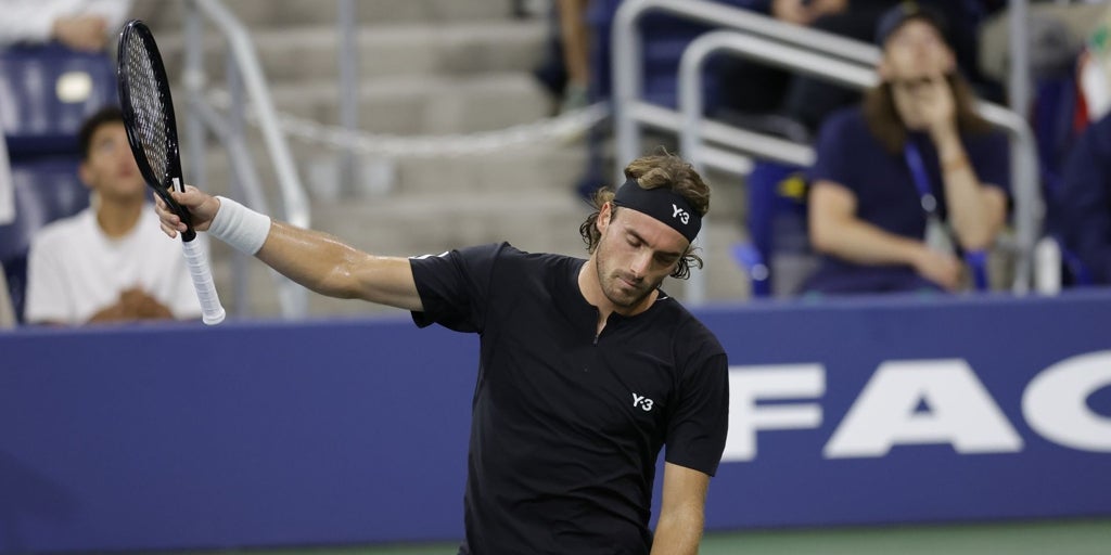 Tsitsipas prolonga su agonía: otra derrota temprana y mal perder