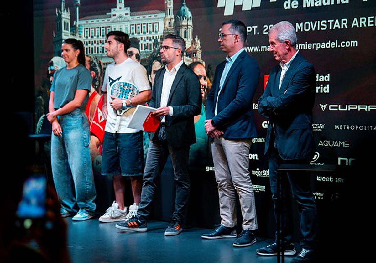 Delfi Brea y Jon Sanz durante el sorteo del cuadro final en el Cupra Garage Madrid