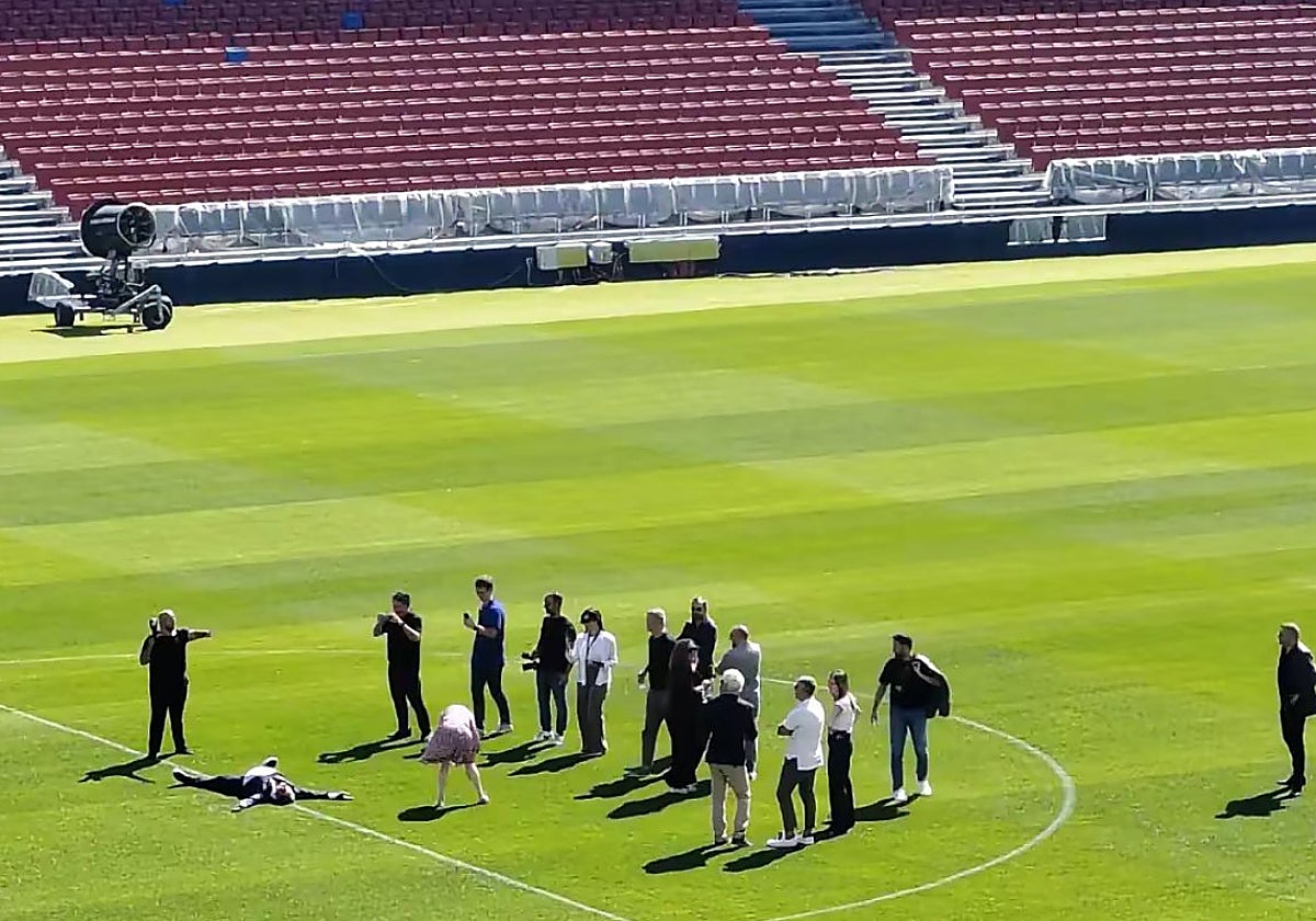 La surrealista imagen de Laporta tirado panza arriba sobre el Camp Nou
